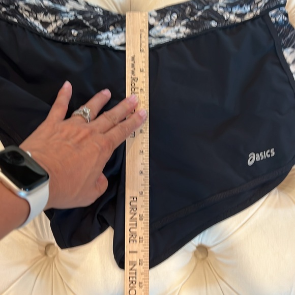 ASICS running shorts - Picture 3 of 8